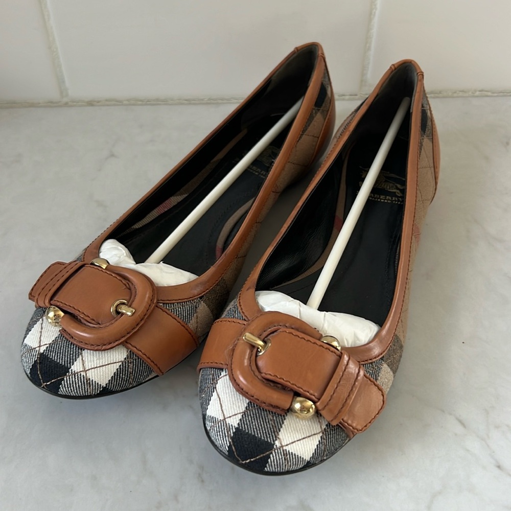 NWOB Burberry Buckle Nova Check Flats